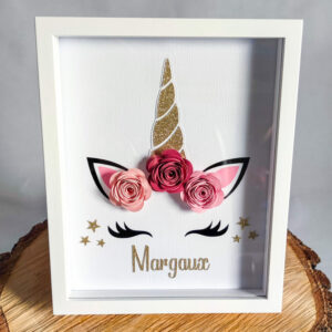 Cadre licorne avec fleurs