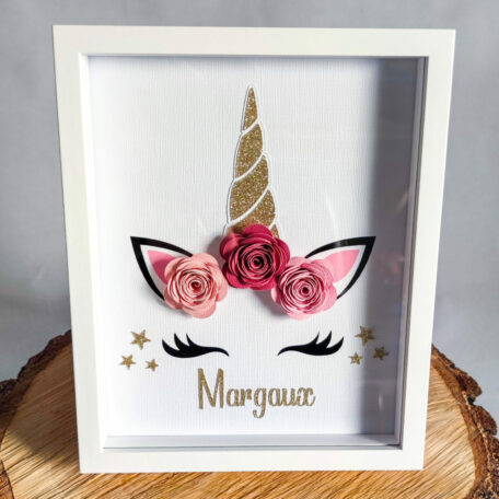 Cadre licorne avec fleurs